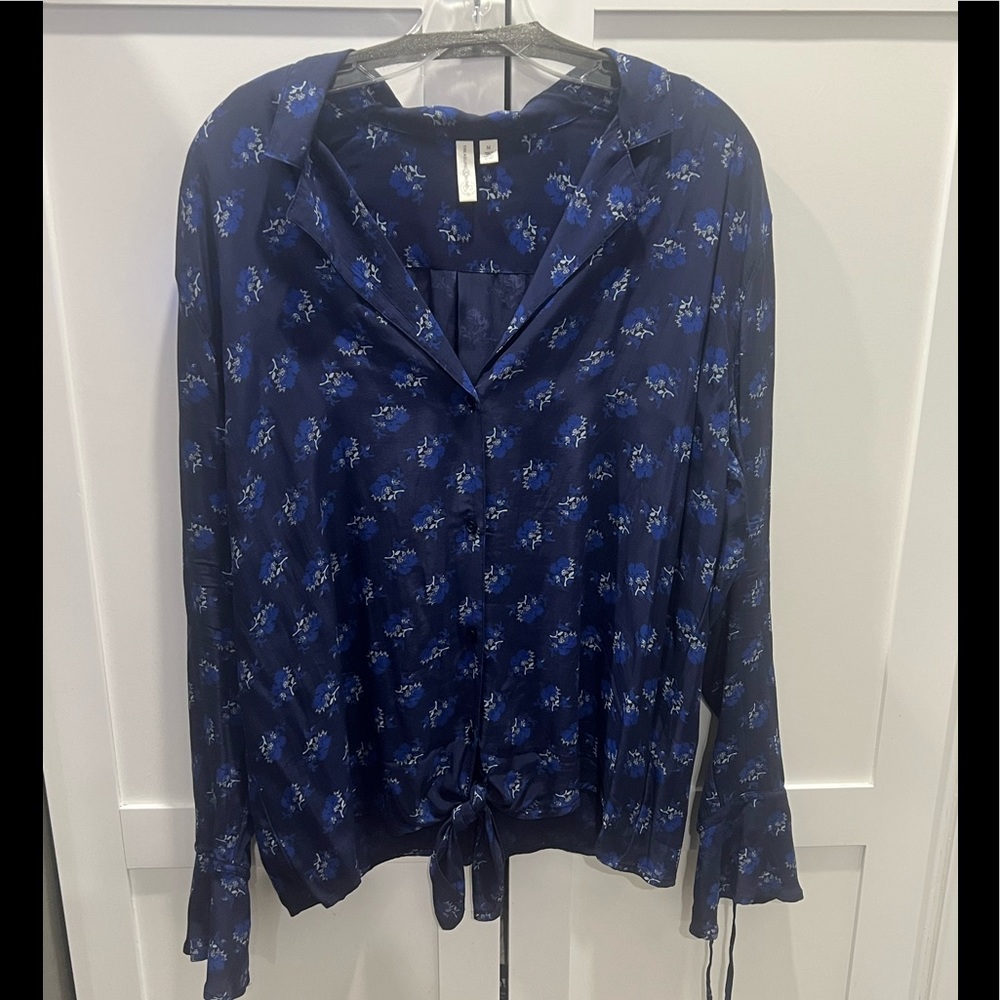 Never worn Treasure & Bond button Front tie bottom shirt in a navy floral size M